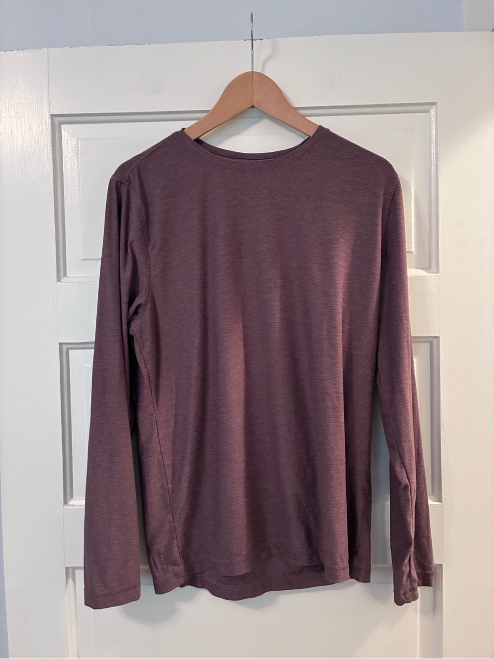 Vuori Men's Long Sleeve Strato Tech Tee Long Sleeve Crew Plum Heather Medium